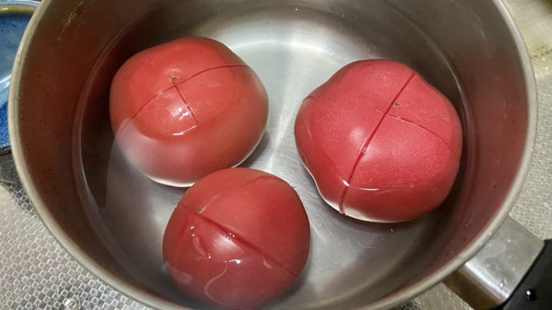 西红柿疙瘩汤➕金针木耳菠菜西红柿疙瘩汤,加入适量开水沒过番茄，烫两三分钟以便剥皮