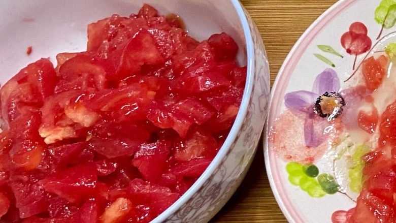 西红柿疙瘩汤➕金针木耳菠菜西红柿疙瘩汤,番茄切小块