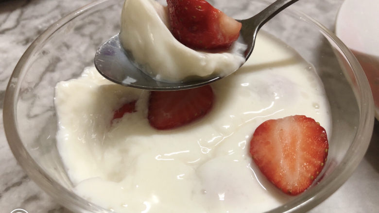 草莓奶冻,直接用勺子开动了😄