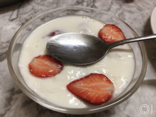 草莓奶冻,😁己冷却凝固（中途被宝宝搅了一下🤣，不够结实，像豆腐花的感觉，嫩嫩的）