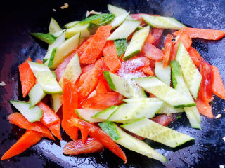 黄瓜炒胡萝卜,放入黄瓜片同时放入盐和味精改成小火翻炒