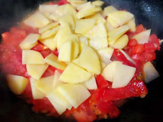 西红柿炒土豆片,西红柿炒出汤汁时放入土豆片一起翻炒均匀