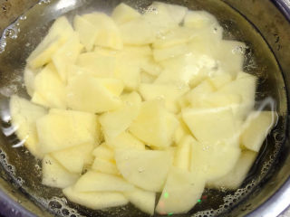 西红柿炒土豆片,土豆切片放入清水中浸泡一会儿去除多余淀粉