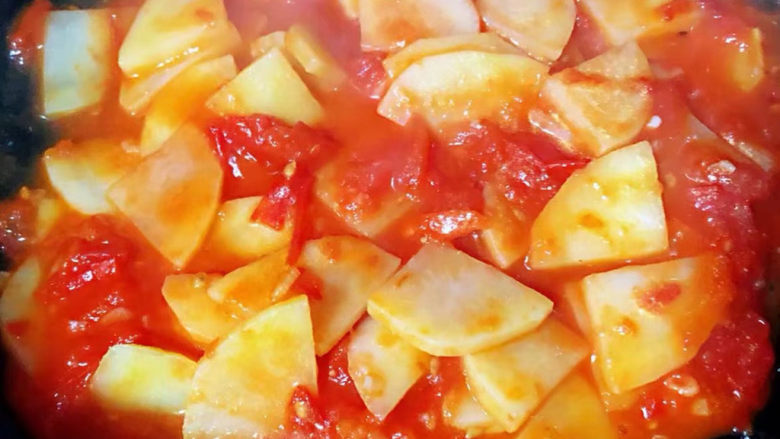 西红柿炒土豆片,炒至西红柿土豆完全入味粘稠时即可