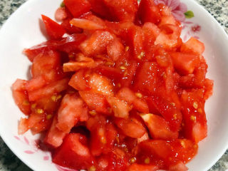 西红柿炒土豆片,西红柿切成小块这样易碎入味