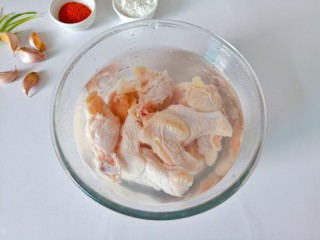 香烤翅根,把鸡翅根放入清水中浸泡出杂质。
