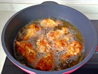 香烤翅根,炸到鸡腿两面金黄捞出，等油温再次升高复炸一次更加酥脆。