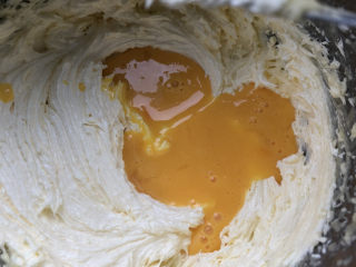 肉松小饼干,往黄油里倒入少许蛋液。