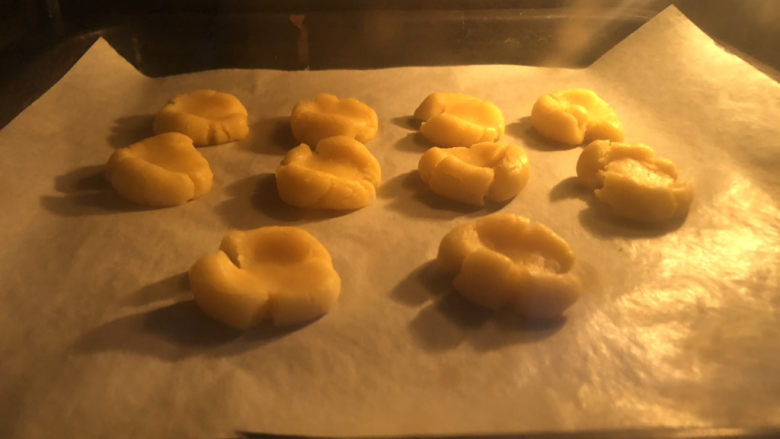黄油小饼干,烤箱预热170度，烤约20分钟。