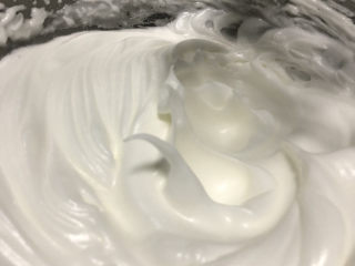 纸杯裱花小蛋糕,蛋清里分三次加入白砂糖打发到小弯钩状态。