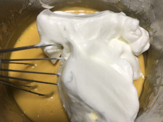 纸杯裱花小蛋糕,取一小部分蛋白放入蛋黄糊中。