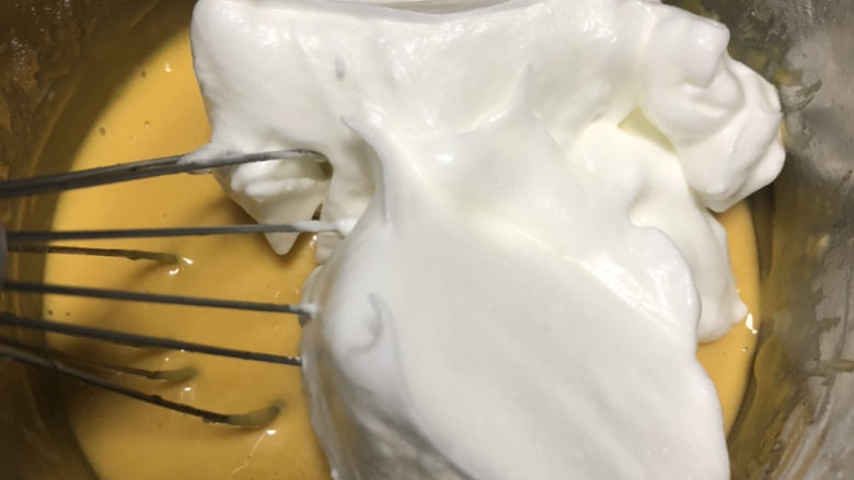 纸杯裱花小蛋糕,取一小部分蛋白放入蛋黄糊中。