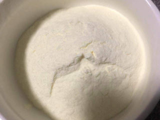 咸蛋黄肉松酥,称量好奶粉，用的是全脂奶粉，要香浓。
