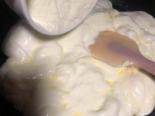 咸蛋黄肉松酥,加入奶粉。