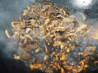 什锦炒面,放木耳和小蘑菇，加盐和糖调味，文火炒匀。