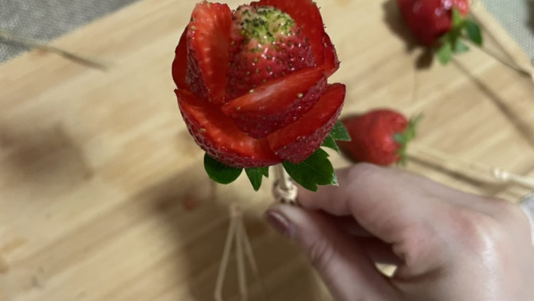 拨丝冰糖草莓,用小刀轻轻切成玫瑰花形，插上竹签