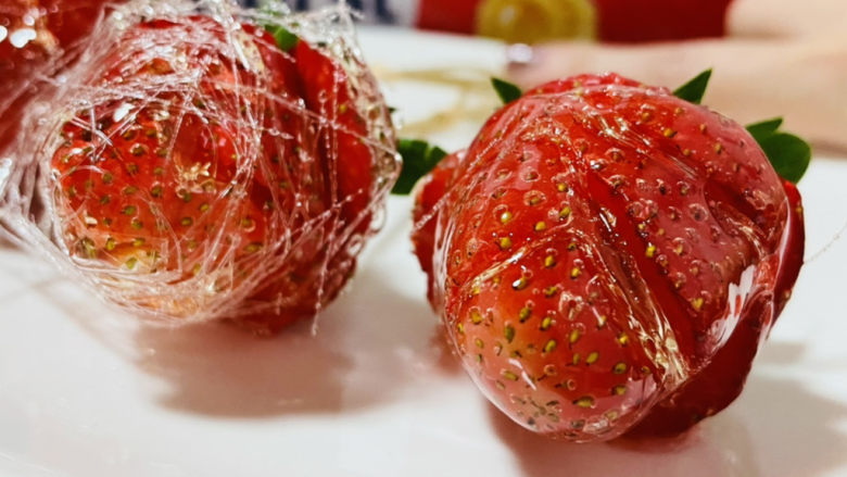 拨丝冰糖草莓,这是一个拨丝的，一个只裹糖浆的。