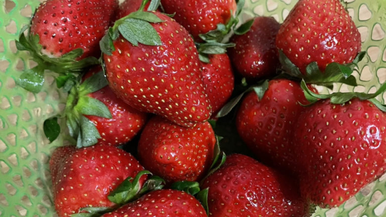 拨丝冰糖草莓,草莓洗干净沥干水分