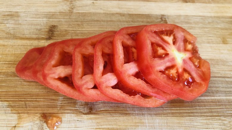 茄汁鲅鱼,西红柿洗净切成薄片，厚度约1厘米左右。