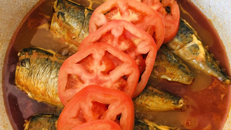 茄汁鲅鱼,水开后码上切好的西红柿，盖上盖子继续中小火烧40分钟左右。