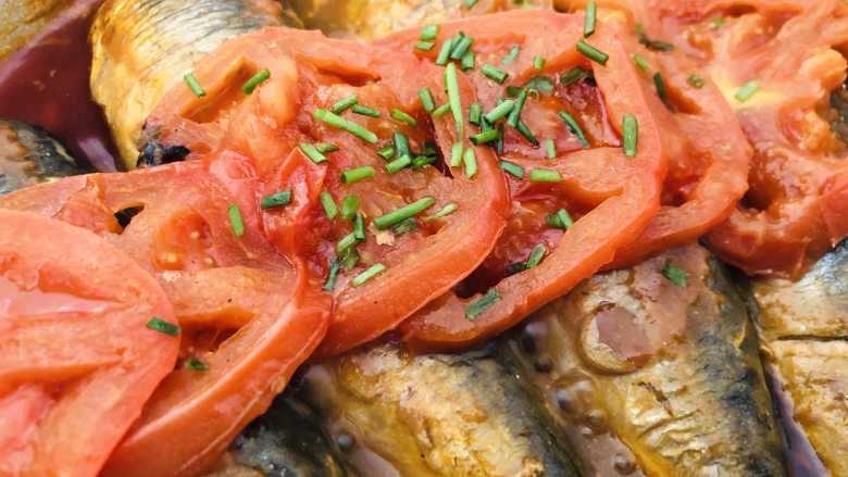 茄汁鲅鱼,撒点香葱点缀。