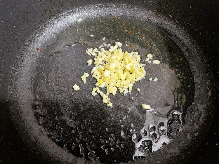 尖椒肉丝,锅中倒入适量的食用油烧热，放入蒜末爆香