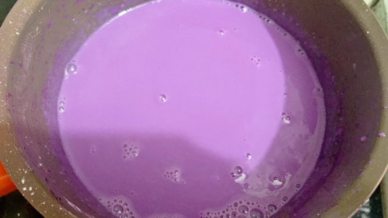 紫薯布丁,小火加热至边缘冒泡