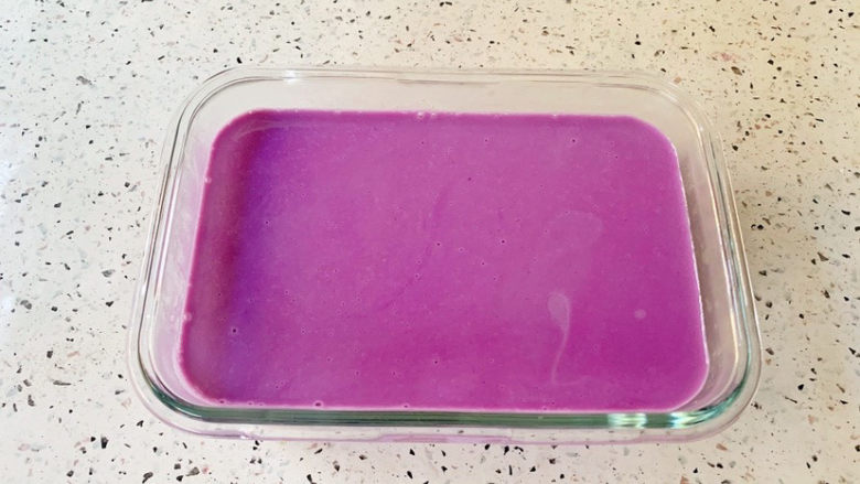 紫薯布丁,倒入容器中放晾后放入冰箱冷藏至凝固，取出切块即可
