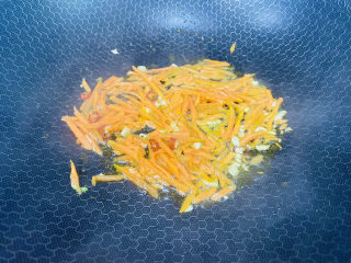 黄瓜炒胡萝卜,放入胡萝卜丝煸炒两分钟