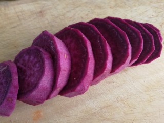 紫薯发糕,紫薯去皮，切小块儿。