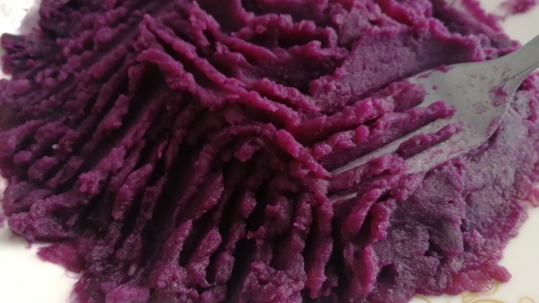 紫薯发糕,趁热压成泥。
