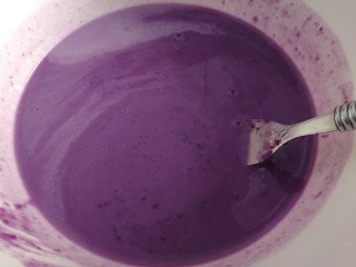 紫薯发糕,放入大碗里加牛奶，搅拌均匀。