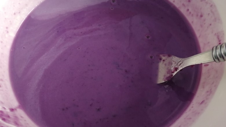 紫薯发糕,放入大碗里加<a style='color:red;display:inline-block;' href='/shicai/ 219'>牛奶</a>，搅拌均匀。