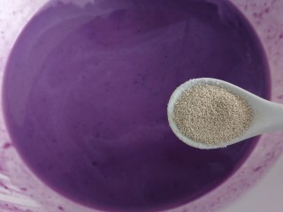 紫薯发糕,再放酵母，拌匀。
