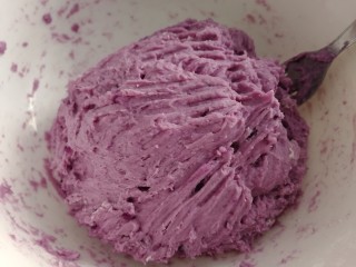 紫薯发糕,发糕含水量比较高，用叉子搅拌成无干粉状就可以。