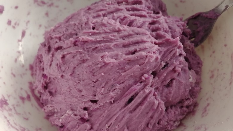 紫薯发糕,发糕含水量比较高，用叉子搅拌成无干粉状就可以。