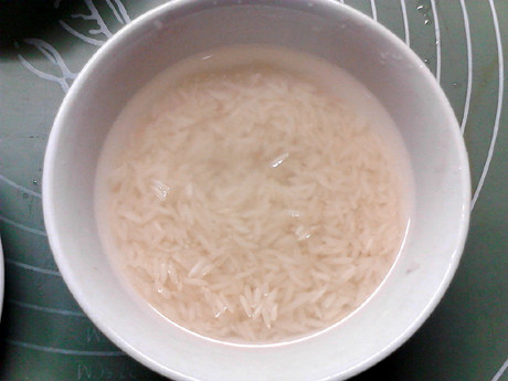 羊肉抓饭,大米用清水略微淘洗一下，控干水分，备用。
