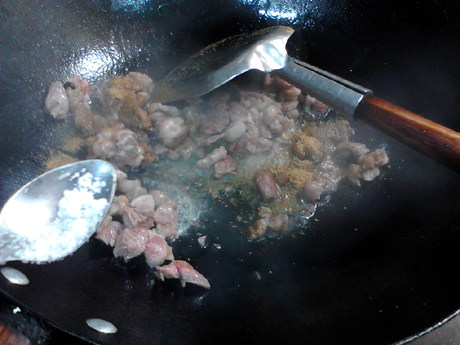 羊肉抓饭,肉变色后加入孜然粉、盐，炒至全熟。