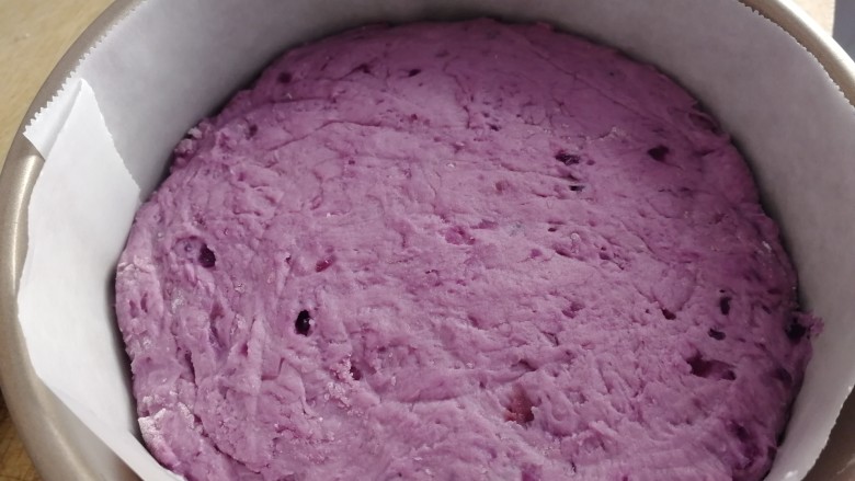 紫薯发糕,放入紫薯面团，抹平密封室温发酵。