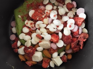 草莓牛轧糖,再倒入杏仁，冻干奶酪，冻干酸奶溶豆，切碎后的冻干草莓，快速拌匀