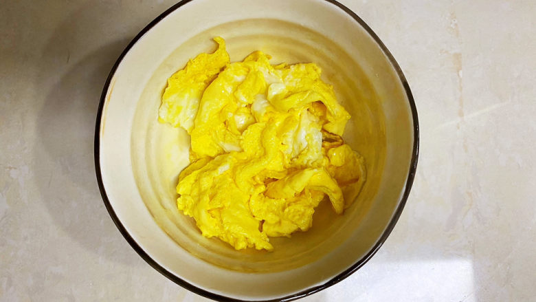 黄瓜炒胡萝卜,鸡蛋倒入碗里备用。