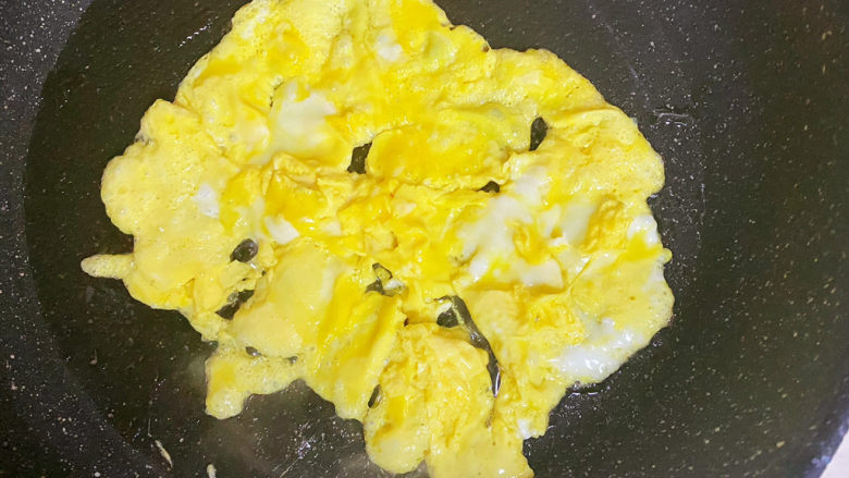 黄瓜炒胡萝卜,锅里倒油烧热倒入鸡蛋炒熟。