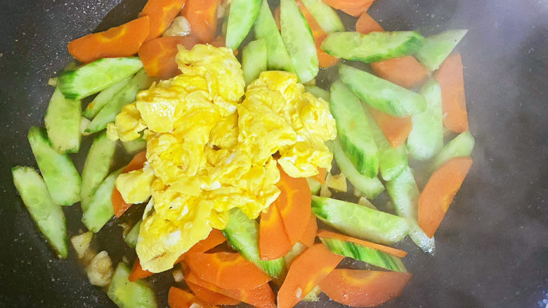 黄瓜炒胡萝卜,最后倒入鸡蛋。