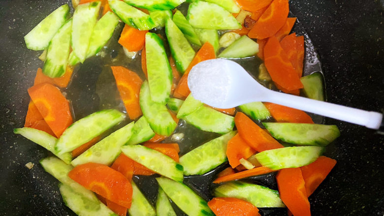 黄瓜炒胡萝卜,放入适量的盐。