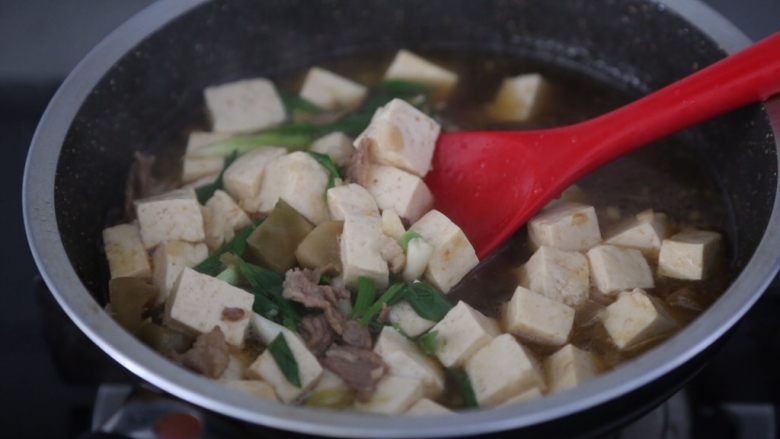 榨菜豆腐汤,调入适量盐，翻拌一下即可