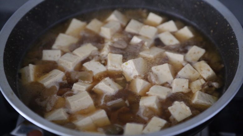 榨菜豆腐汤,随后盖上锅盖转小火煮约7、8分钟