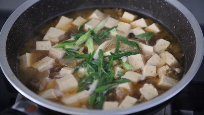 榨菜豆腐汤,最后撒上葱段