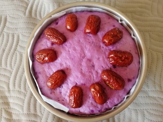 紫薯发糕,摆上去核切半的大枣。