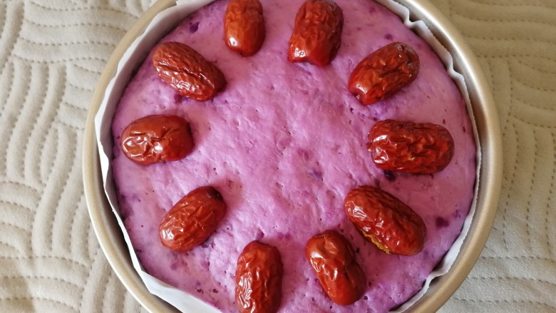 紫薯发糕,摆上去核切半的大枣。
