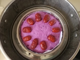 紫薯发糕,放入蒸锅，水开文火蒸45分钟，焖5分钟。